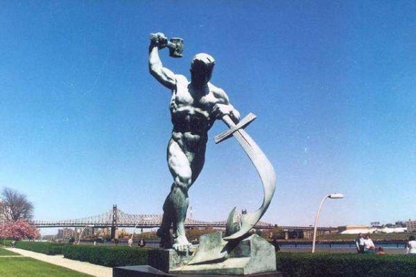 悲傷的“刀天使”用10萬把“兇刀”打造,每把背後都有一個受害者 悲傷的“刀天使”用10萬把“兇刀”打造,每把背後都有一個受害者