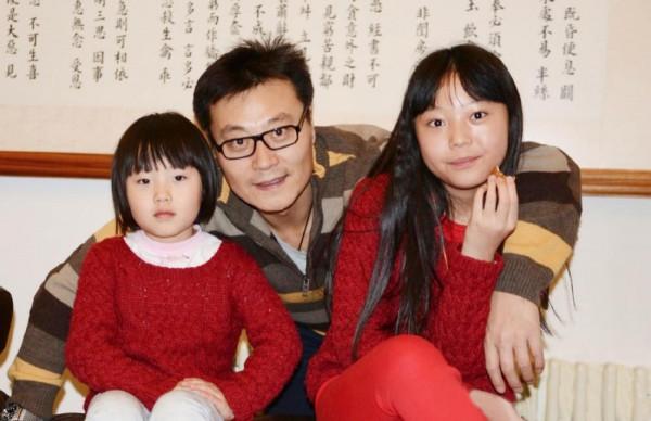 任程偉：成名後把患難妻子當成寶，兩個女兒很幸福