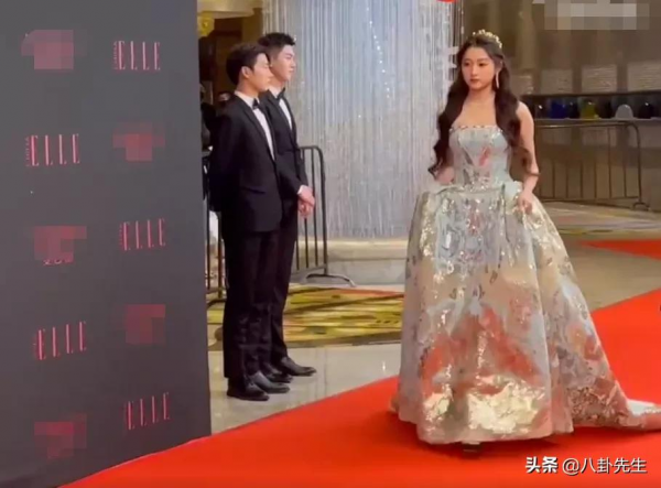 ELLE盛典：關曉彤精修前後差別大，唐嫣髮型糟糕，秦海璐大秀身材