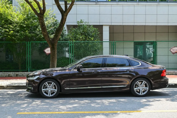 沃爾沃 S90:二十五萬多買行政級轎車,雖然二手,但越級享受 沃爾沃 S90:二十五萬多買行政級轎車,雖然二手,但越級享受