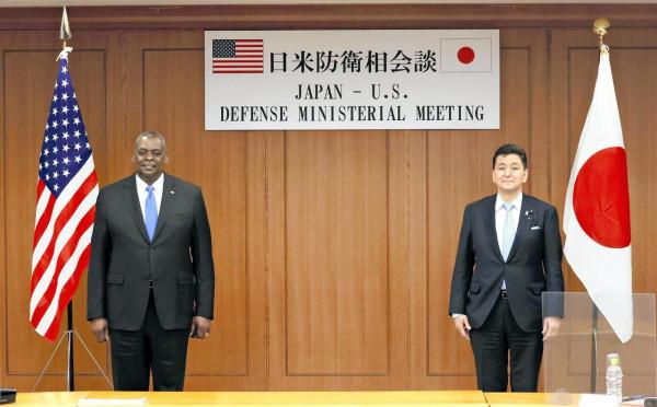 威武霸氣！中日航母罕見同框，殲-15戰機當著日軍面戰鬥起飛