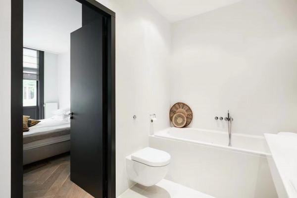 陽光房大院子，不鏽鋼與大理石，白牆配黑門窗，只羨主人不羨仙