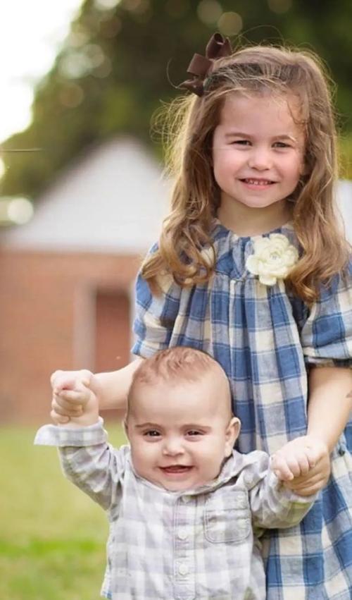 英國王室小精靈,王女夏洛特公主,還能成為第二個英國女王嗎? 英國王室小精靈,王女夏洛特公主,還能成為第二個英國女王嗎?