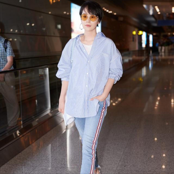 知性優雅的海清，穿連衣褲大方得體，有種歲月沉澱出的美