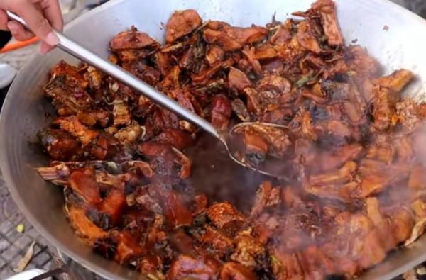 河南大姐賣小吃,人均20不限量,想吃先等2小時,老闆虧本也賣 河南大姐賣小吃,人均20不限量,想吃先等2小時,老闆虧本也賣