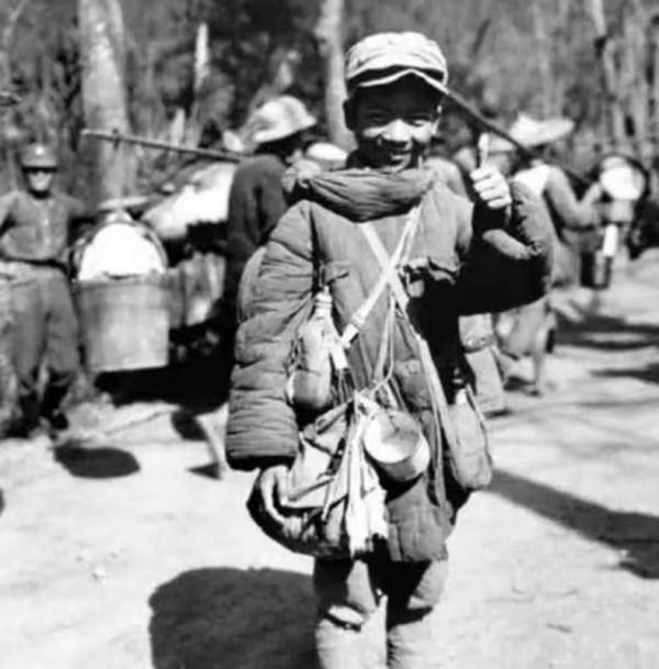 雲南一老農開啟廢舊汽油桶，驚現數十具白骨，其平均年齡僅20歲