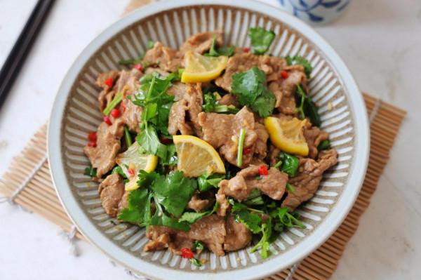 炎炎夏日，牛肉別燉著吃了，試試涼拌著吃，鮮香滑嫩，好吃不上火