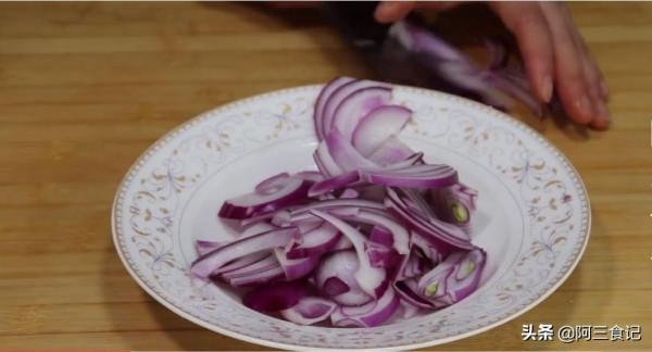 洋蔥別再炒了,加1塊豆腐,這樣秘製一做,營養開胃,比吃肉還香 洋蔥別再炒了,加1塊豆腐,這樣秘製一做,營養開胃,比吃肉還香