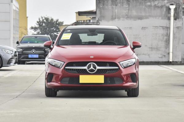 賓士的純進口掀背車，23&period;68萬起，油耗低至5&period;6L，實拍進口賓士A級