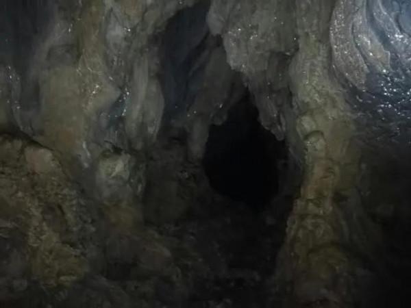 兩人一狗勇闖大別山無名山洞,爬至洞內三里處,狗卻突然大聲狂吠 兩人一狗勇闖大別山無名山洞,爬至洞內三里處,狗卻突然大聲狂吠