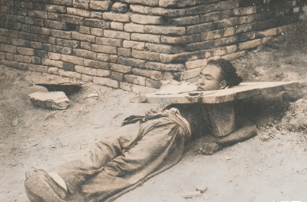 晚清真實老照片，黑地主比小妾高半米，穿“高跟鞋”的慈禧太后