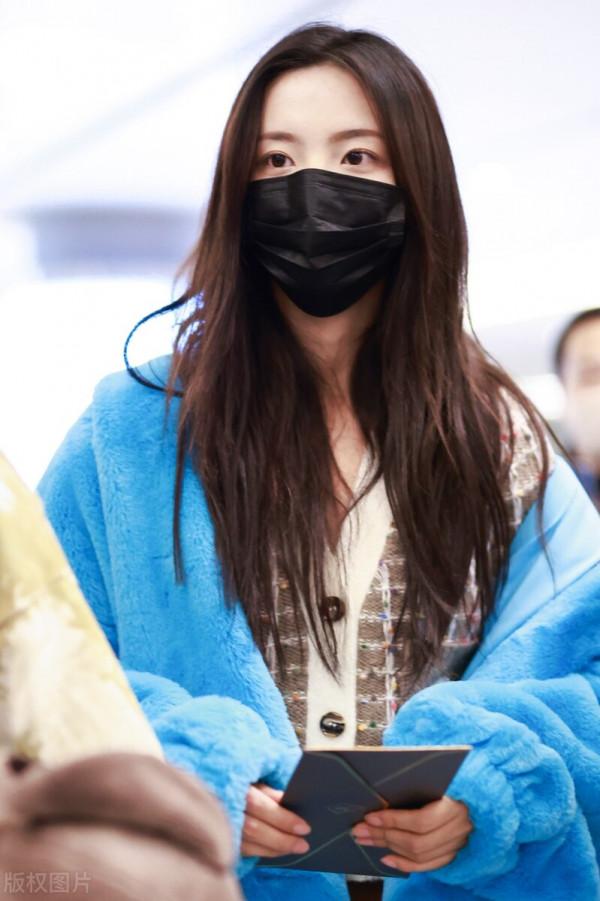 楊超越穿藍色羊羔絨外套搭配短褲，大秀美腿引人注目