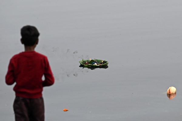 印度空氣質量持續低下 民眾在被汙染的河水中尋找可回收廢物