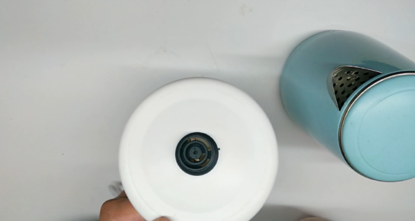 在水壺裡滴點白醋，水垢自動往下掉，一個月都不用刷洗，太實用了