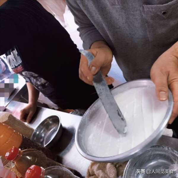 廣東老街上的傳統早餐，用刀劃幾下就開吃，外地人沒見過也沒吃過