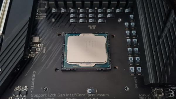 LGA1700 扣具致 12 代酷睿處理器壓彎：玩家增加墊片解決