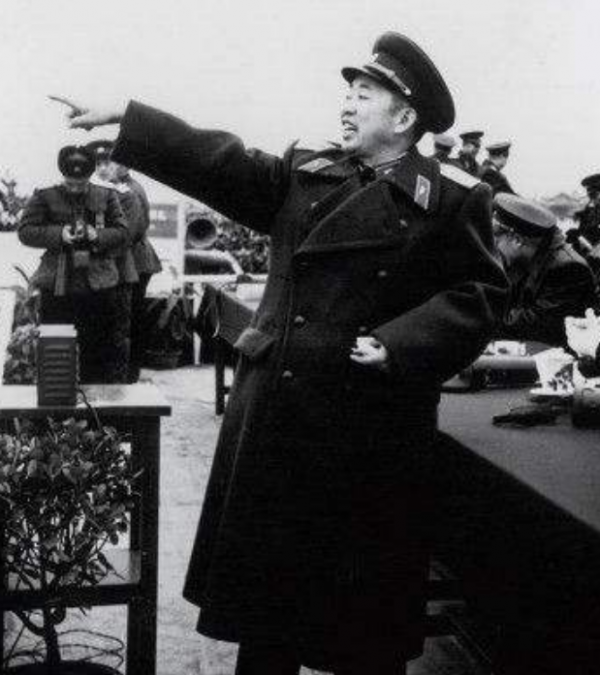 1955年授銜，林彪對劉亞樓的軍銜感到不滿，為他出頭建議授予大將