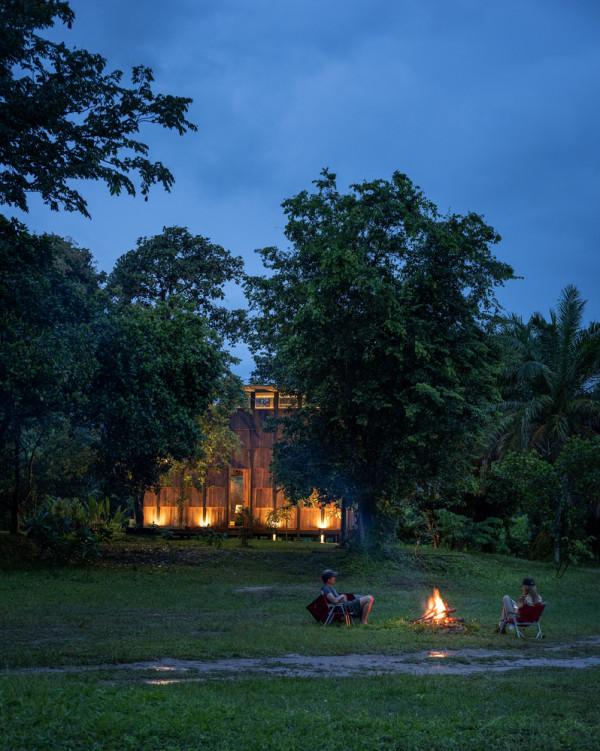 鋼結構與舊木材構築的度假小屋:在標準化構件中尋求個性化表達 鋼結構與舊木材構築的度假小屋:在標準化構件中尋求個性化表達