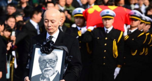 2016年葛存壯因病去世,葬禮上葛優泣不成聲,蔡明為何卻被罵慘了 2016年葛存壯因病去世,葬禮上葛優泣不成聲,蔡明為何卻被罵慘了