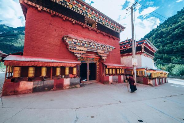 瓦拉寺：康巴腹地的“孔雀開屏”，藏東第一廟