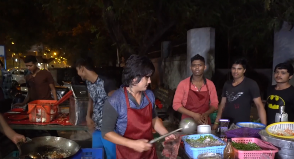 印度人學完中國菜回家開店，生意特別火爆，看看都學到了幾分精髓