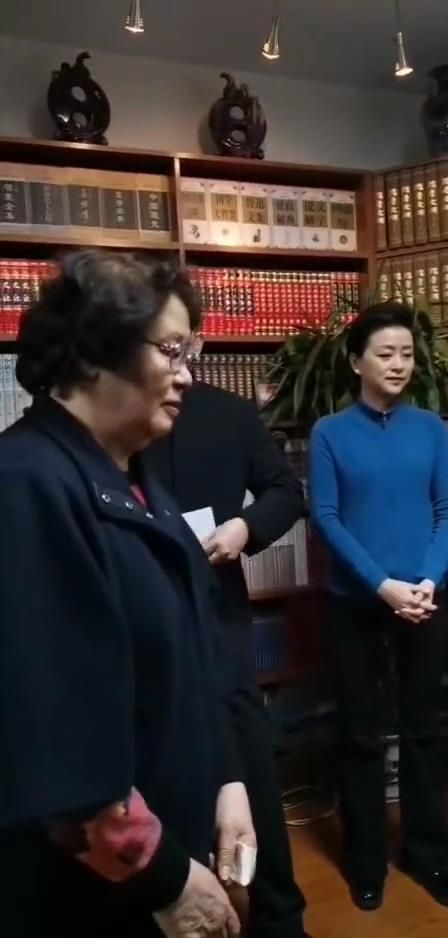 趙忠祥塑像揭幕儀式現場，敬一丹、楊瀾滿眼淚痕，倪萍情緒穩定