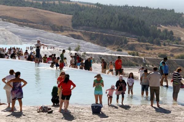 打卡網紅景點，也要警惕網路奔現遇“照騙”