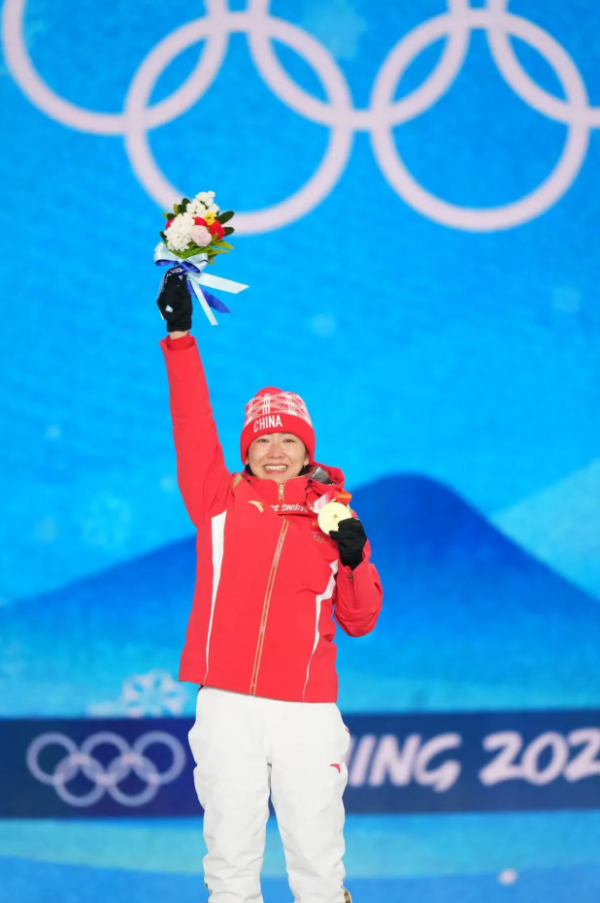 今夜，元宵圓月見證三面五星紅旗升起