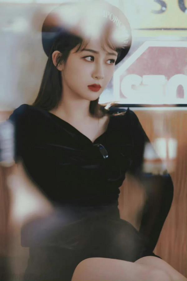 楊紫，貝雷帽，黑色連衣裙，又是美美的一天