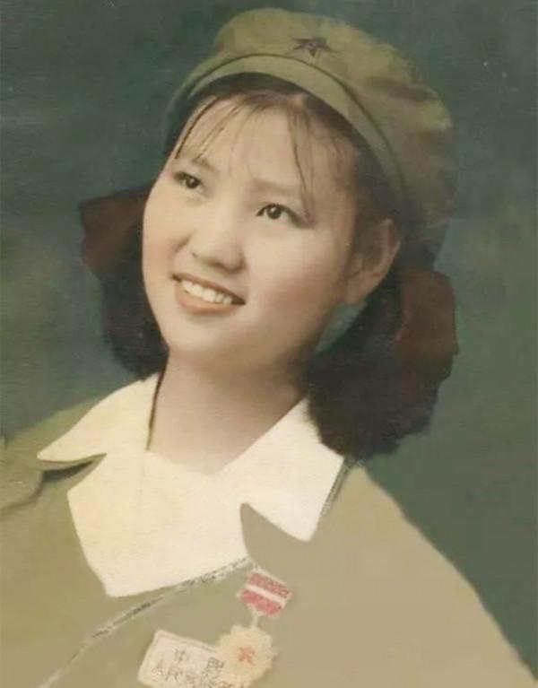 等了64年!弟弟攜家人來烈士陵園看姐姐,年過古稀哭得卻像個孩子 等了64年!弟弟攜家人來烈士陵園看姐姐,年過古稀哭得卻像個孩子