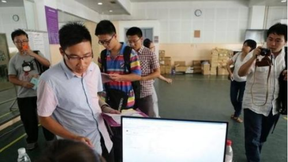 男子目標清華，連續復讀8年，32歲圓夢卻被批評浪費教育資源