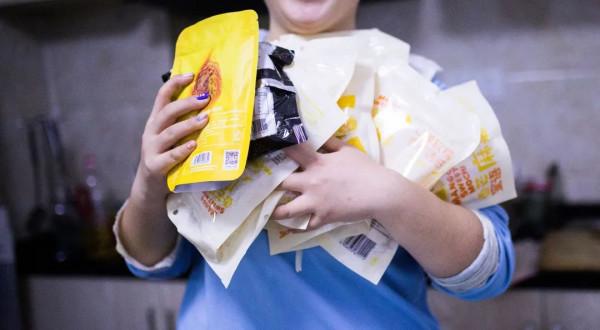 小辣魚零食是用什麼魚做的？是魚療店裡的退休小魚嗎？