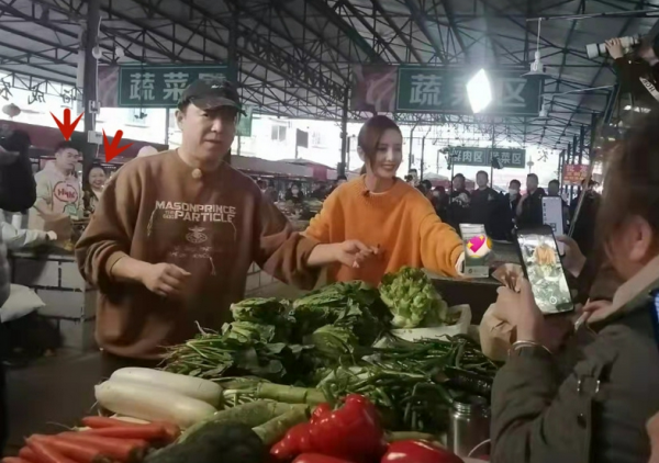 黃渤陳赫和佟麗婭現身菜市場，佟麗婭造型明豔，無美顏生圖超能打