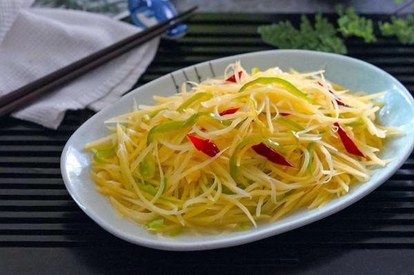 做酸辣土豆絲，用白醋還是陳醋？大廚教你正確做法，看完後明白了