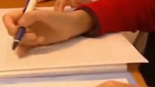 女子自稱五年沒吃一口飯，只喝自來水，一吃飯就渾身疼痛