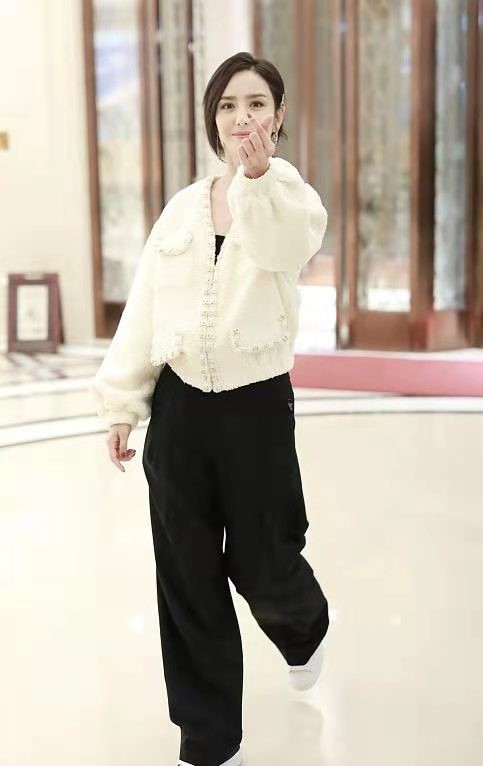 佟麗婭上班圖，露臍運動裝辣味十足，早這麼穿哪還有陳思誠什麼事