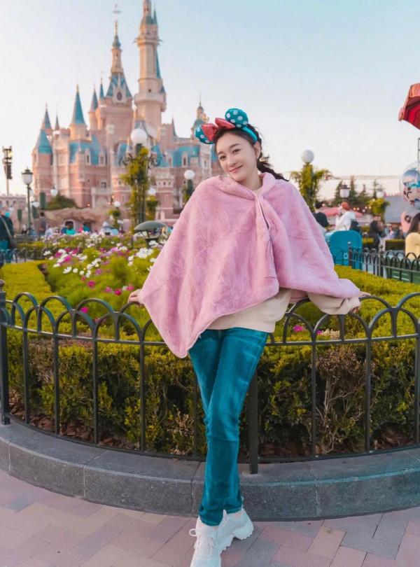 現在去迪士尼流行“披毯子”，劉詩詩李小冉穿得像在逃公主，真美