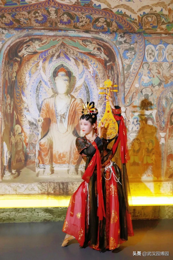 千年敦煌壁畫裡，藏著你的深秋時尚指南