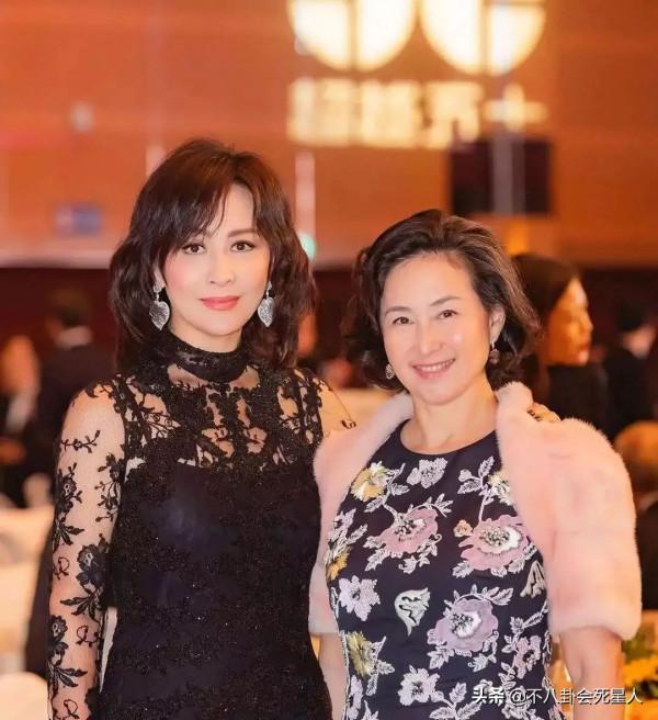 女明星混“名利場”太現實!楊冪合照貼邊,李嘉欣在貴婦團站角落 女明星混“名利場”太現實!楊冪合照貼邊,李嘉欣在貴婦團站角落