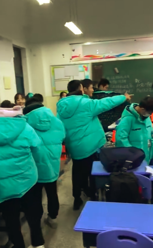 釋出者回應班級購買王一博同款，售價比官方還高，網友呼籲徹查