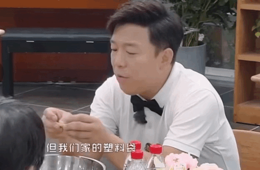 買二手衣服回家補、一張椅子用18年,這8位明星,有錢也沒亂花 買二手衣服回家補、一張椅子用18年,這8位明星,有錢也沒亂花