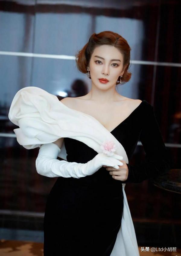 嬌貴女人張雨綺：身穿禮服搭配發型更加顯的嬌貴