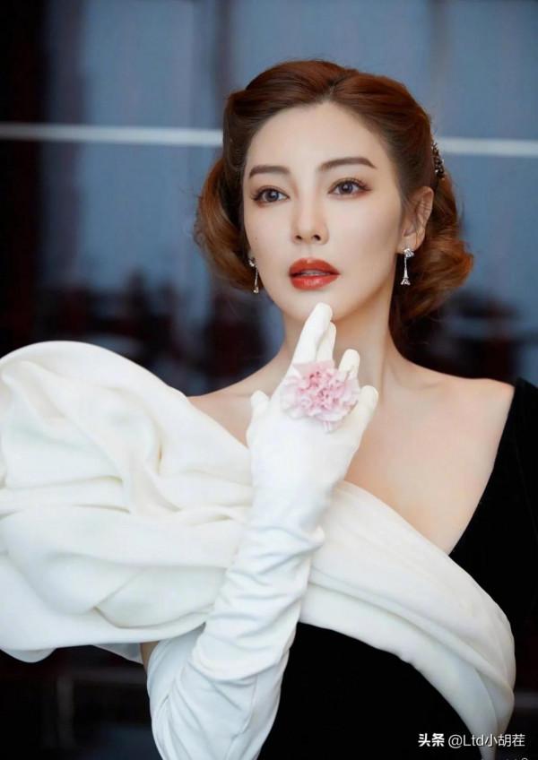 嬌貴女人張雨綺：身穿禮服搭配發型更加顯的嬌貴