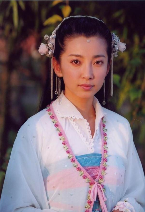 追求“V”字臉的明星真的是“少時不懂方臉好，到了中年才醒悟”