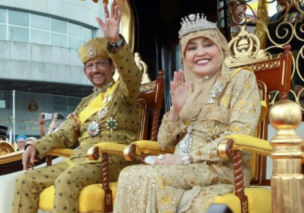 “汶萊老佛爺”：頭上王冠比城堡還貴，坐擁700億資產的超級富婆