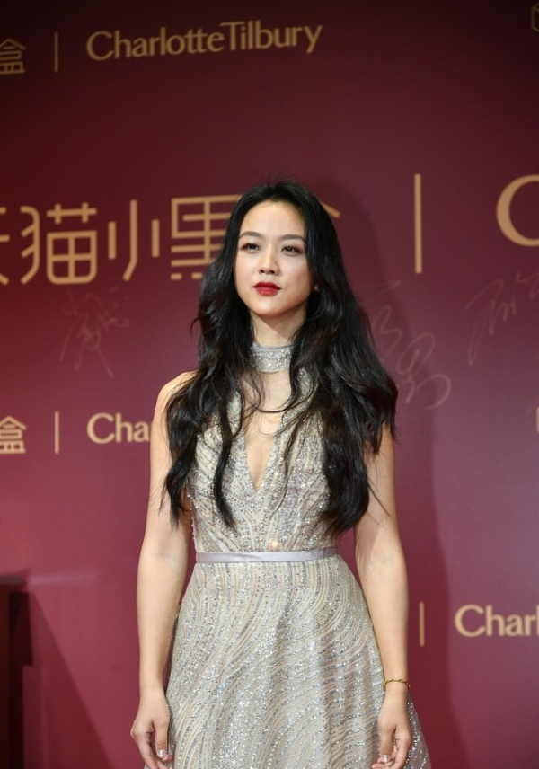 湯唯的氣質真是“頂流”，小麥色面板更顯健康，就是妝面有點髒