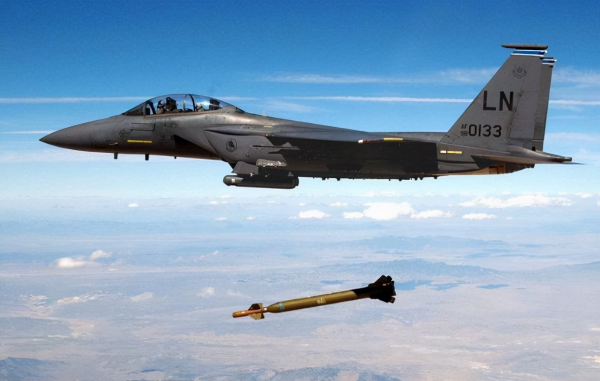 4500度高溫，美國用超級炸彈轟炸平民，倖存者：我詛咒他們下地獄