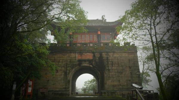 拜水都江堰—淋了兩小時的雨，80塊錢看了個寂寞