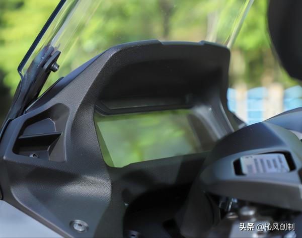 試駕雅馬哈YAMAHA Tricity300!超前部署安全性的三足巨獸 試駕雅馬哈YAMAHA Tricity300!超前部署安全性的三足巨獸