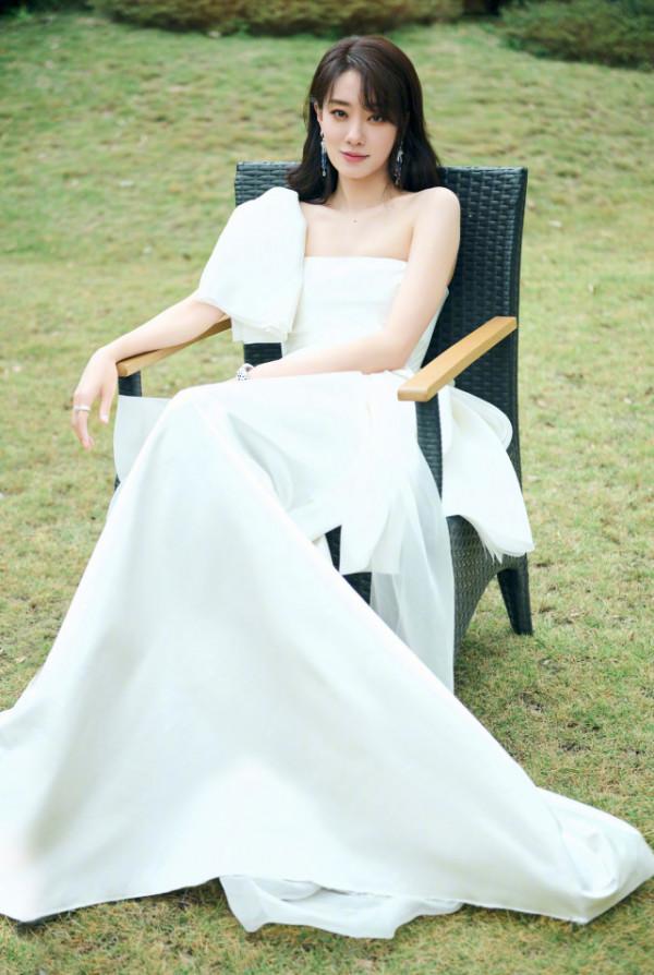 張小斐成今年大贏家！拿下影后底氣十足，連換三套造型徹底大開掛